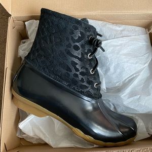 Size 9.5 sperry cheetah duck boot